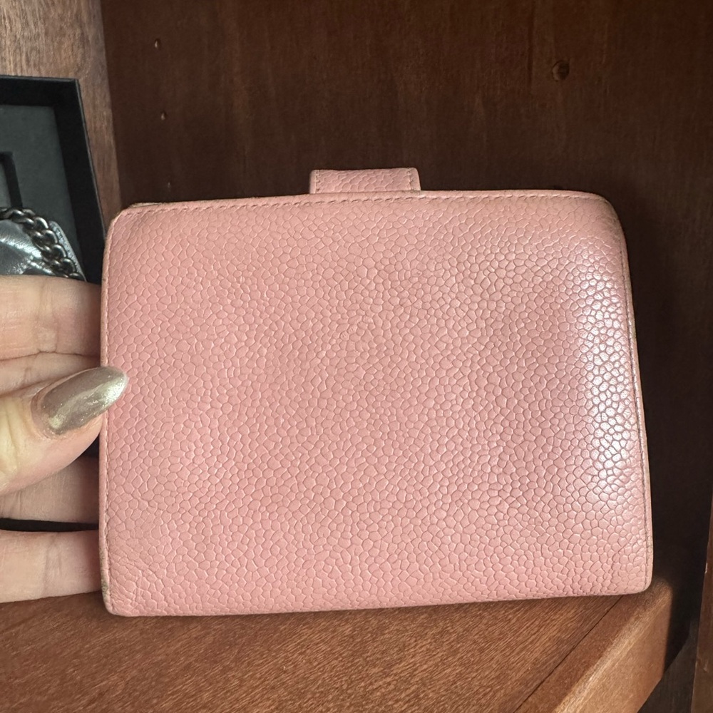 CHANEL Blush Pink Textured leather compact Wallet - Picture 2 of 5